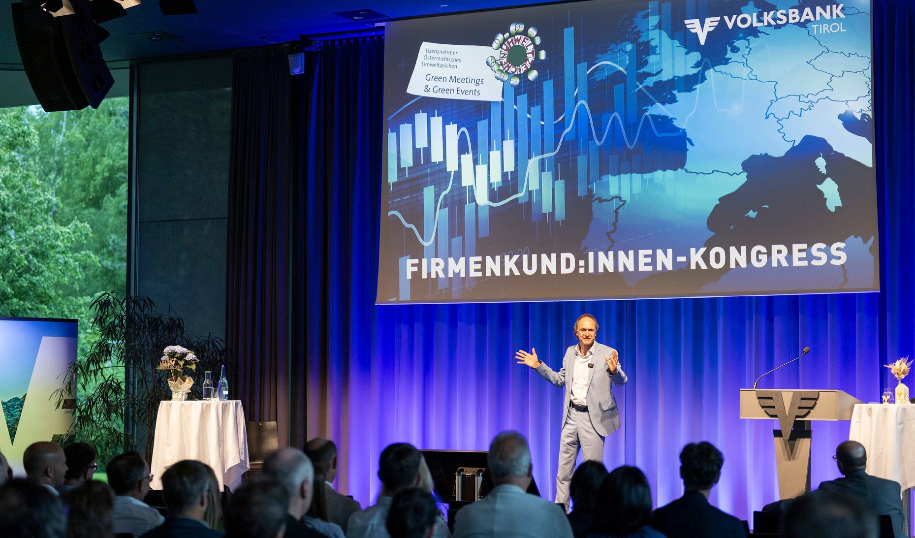 Otmar Kastner hält eine Keynote auf dem Volksbank Tirol Firmenkund:innen-Kongress.